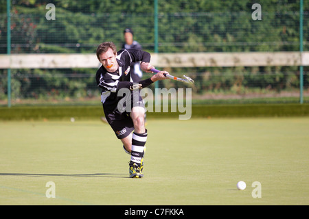 Eine männliche Eishockey-Spieler in Aktion auf einer Astro-Turf-pitch Stockfoto