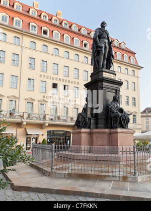 Friedrich August II. Denkmal am Neumarkt vor dem Steigenberger Hotel - Dresden, Sachsen, Deutschland, Europa Stockfoto