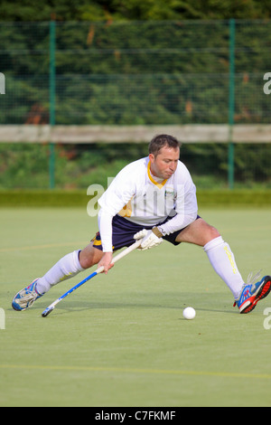 Eine männliche Eishockey-Spieler in Aktion auf einer Astro-Turf-pitch Stockfoto