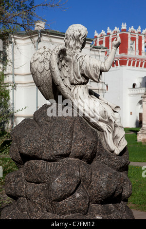 Das Grab von Mravinskaya O.M. (1844 – 1894) auf dem Gelände Nowodewitschi-Kloster in Moskau, Russland Stockfoto