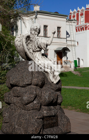 Das Grab von Mravinskaya O.M. (1844 – 1894) auf dem Gelände Nowodewitschi-Kloster in Moskau, Russland Stockfoto