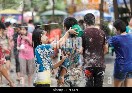 Thais Jugendliche feiern Song Kran buddhistische Neujahr in der Silom Road, Bangkok, Thailand Stockfoto