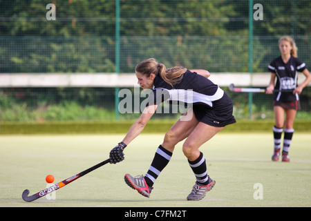 Das weibliche Hockeyspieler in Aktion auf einer Astro-Turf-pitch Stockfoto