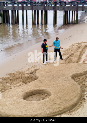 Erstellen eines riesigen Gitarre Sand Castles bei Ebbe 2 - Thames Festival 2011 Stockfoto