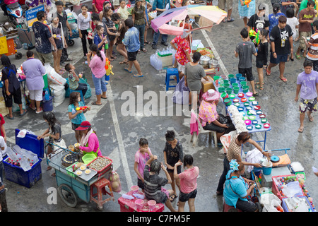 Thais drängen feiern Song Kran buddhistische Neujahr sich in der Silom Road, Bangkok, Thailand Stockfoto