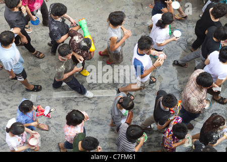 Thais drängen feiern Song Kran buddhistische Neujahr sich in der Silom Road, Bangkok, Thailand Stockfoto