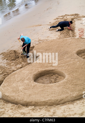 Erstellen eines riesigen Gitarre Sand Castles bei Ebbe - Thames Festival Stockfoto