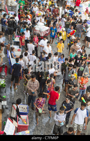 Thais drängen feiern Song Kran buddhistische Neujahr sich in der Silom Road, Bangkok, Thailand Stockfoto