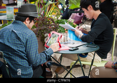 Ein Leser nutzt seine Apple iPad im Bryant Park in New York auf Samstag, 13. August 2011. (© Richard B. Levine) Stockfoto