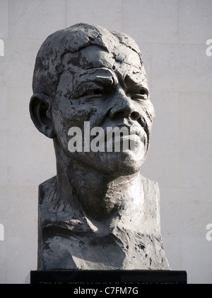 Büste von Nelson Mandela außerhalb der Royal Festival Hall, London Stockfoto