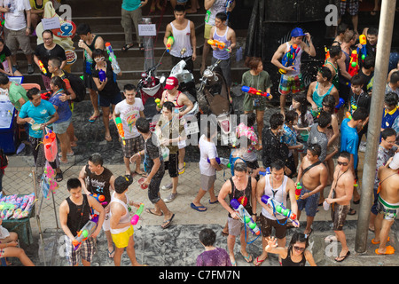 Thais drängen feiern Song Kran buddhistische Neujahr sich in der Silom Road, Bangkok, Thailand Stockfoto