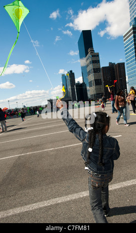 Hunderte von Enthusiasten testen die Gesetze der Physik auf einen jährlichen Kite-Flug Stockfoto