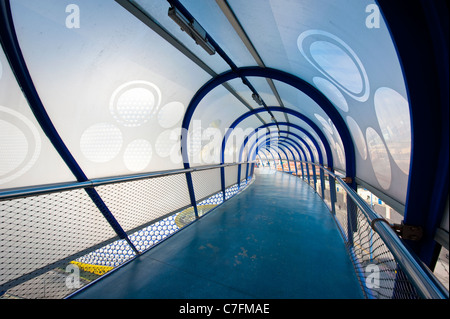 Brücke zum Selfridges in der Stierkampfarena Shopping centre, Birmingham, UK Stockfoto