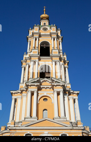 Der Glockenturm aus dem 14. Jahrhundert Novospassky Monastery in Moskau, Russland Stockfoto