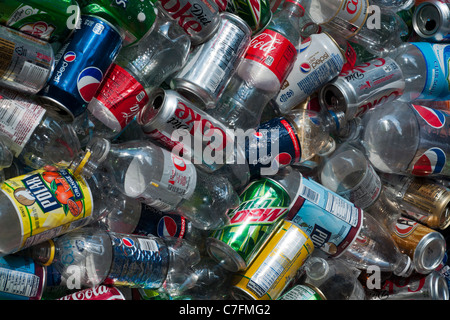 Weggeworfenen Getränkeverpackungen erwartet, Sortierung und recycling sind in New York gesehen. Stockfoto