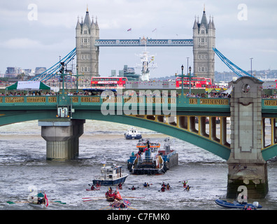 Flotte von kleinen Booten unterquert Southwark Bridge, London, Thames Festival 2011 Stockfoto