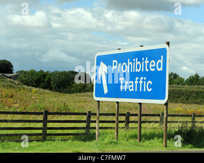 Eine Autobahn Schild verboten Verkehr ungebetenen Besuchern Stockfoto