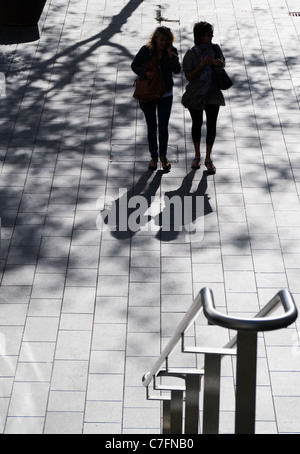 Schritte der Royal Festival Hall, London-zwei Frauen Stockfoto