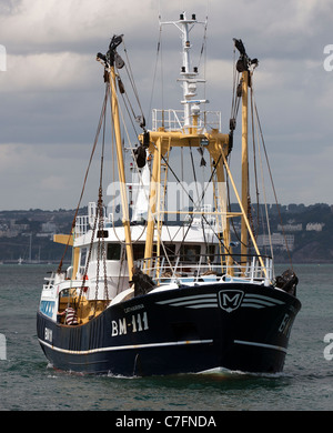 Angeln Trawler "Catharina" BM111 verlassen Hafen von Brixham, Devon, England, UK Stockfoto