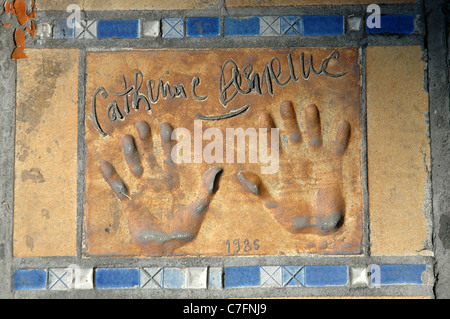 Catherine Deneuve Handabdrücke im Beton in Cannes an der Côte d ' Azur, Côtes d ' Azur, Südfrankreich, Europa. Stockfoto