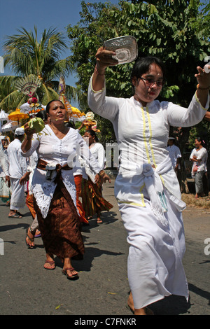 Bali Begräbnis - Tanzen gegen den Tempel nach einem Tod in einem balinesischen Dorf Stockfoto