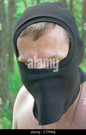 Porträt des Mannes mit schwarzer Maske, die auf der Suche im Objektiv. Stockfoto