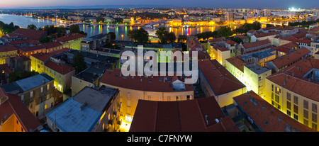 Panorama von Zadar in der Abenddämmerung vom Glockenturm der Kathedrale St. Anastasia. Kroatien. Stockfoto