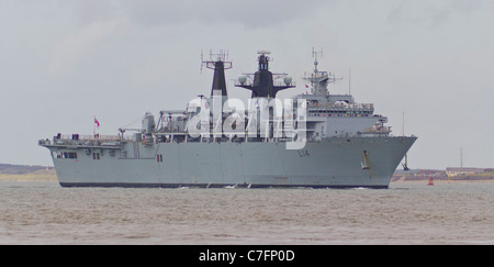 HMS Albion, das Flaggschiff der Royal Navy, tritt der Fluss Mersey im Rahmen von einem sechstägigen Besuch in Liverpool waterfront Stockfoto