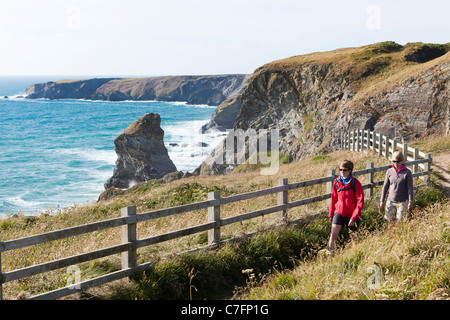 Wanderer auf dem South West Coast Path National Trail bei Bedruthan Steps an der westlichen Küste Cornichs in der Nähe von Bedruthan, Cornwall, Großbritannien Stockfoto