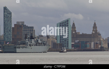 HMS Albion, das Flaggschiff der Royal Navy, tritt der Fluss Mersey im Rahmen von einem sechstägigen Besuch in Liverpool waterfront Stockfoto