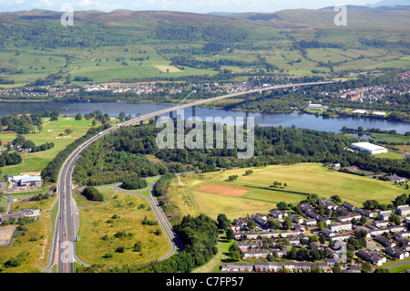 Luftaufnahme der Autobahn M8, die zur Erskine Bridge über den Fluss Clyde in der Nähe von Glasgow führt, in Schottland Großbritannien, Europa Stockfoto