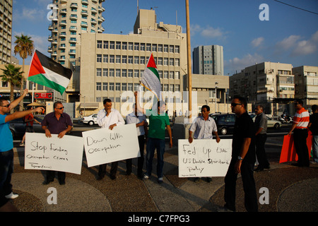 Israelische Araber nehmen an einem Protest vor der US-Botschaft in Tel Aviv, Israel, Teil und schwenken palästinensische Flaggen und halten Schilder mit folgendem Wortlaut: "Amerika ist Israels Marionette", "Ja zu Palästina, Nein zum Veto der USA" am 20. September 2011.die Palästinenser bereiten sich darauf vor, trotz US-amerikanischer und israelischer Opposition einen formellen Antrag auf Aufnahme in die Vereinten Nationen als 194. Mitglied einzureichen. Stockfoto