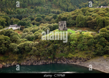 Llanberis, North Wales, UK. Luftaufnahme des 13. Jahrhunderts Dolbadarn Schloss im Wald am See Llyn Peris in Snowdonia Stockfoto