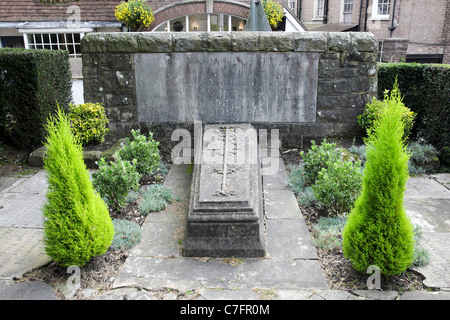 JOHN MASON NEALE, bei St. Swithun's Kirche ist das Grab von John Mason Neale, Komponist von "Good King Wenceslas". Stockfoto