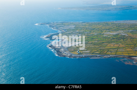 Aerial Landschaft des Leuchtturms auf Inisheer Insel, Teil der Aran-Inseln, Irland. Stockfoto