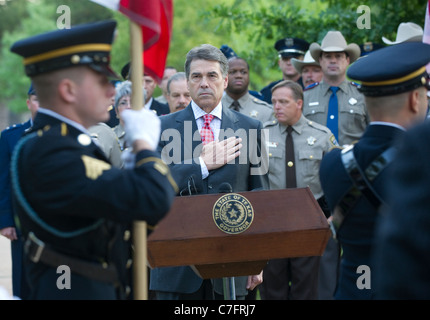 Texas-Gouverneur Rick Perry und andere Gäste begrüssen die amerikanische Flagge mit Händen über Herzen an einer Gedenkfeier für 9/11 Angriffe Stockfoto