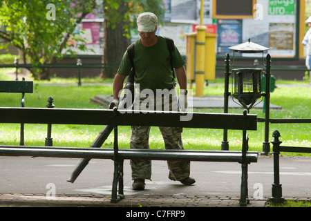 Instandhalter Reinigung eine Park-Gasse mit einem Gebläse. Krakau, Polen. Stockfoto