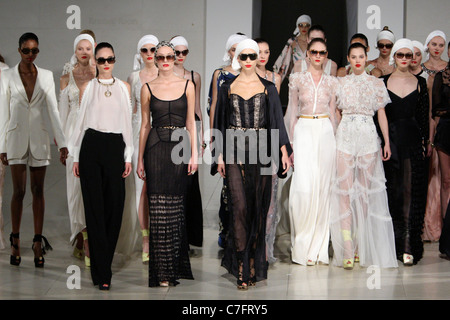 Temperley London Start-und Landebahn SS 2012 während der London Fashion Week im British Museum in London am 19. September 2011. Stockfoto