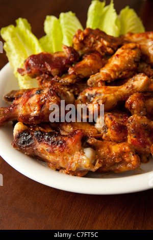 Platte von BBQ Chicken Wings auf Holztisch mit flachen dof Stockfoto
