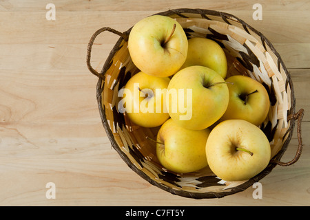 Apfelkorb auf Holz Hintergrund Stockfoto