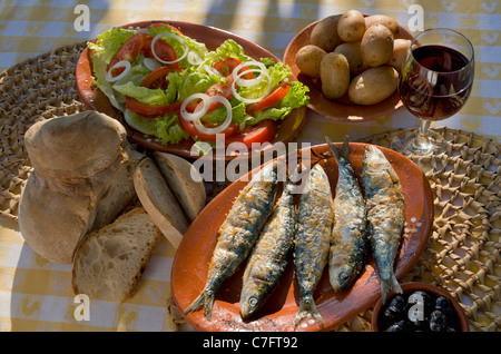 Portugal, Algarve, gegrillte Sardinen, Salat und einem Glas Wein Stockfoto
