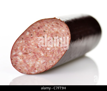 Wurst mit Gewürzen auf weißem Hintergrund Stockfoto