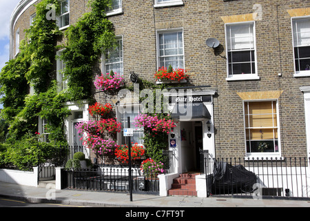 Erinnerungsstücke und Pop Art zum Verkauf in der Portobello Road, Notting Hill, London, England. Stockfoto