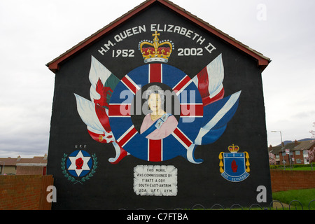 UDA Uff Wandbild für Königin Elizabeths 50th Jahrestag Loyalist Wandbild Malerei North Belfast Nordirland Stockfoto