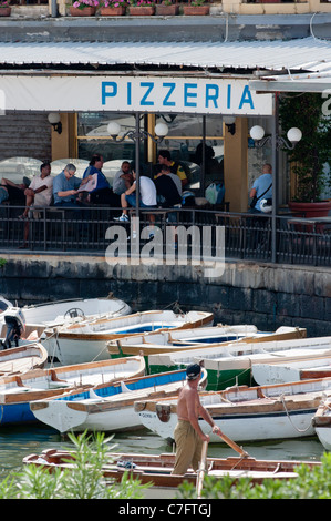 Eine Pizzeria direkt am Meer in Neapel, Italien. Stockfoto