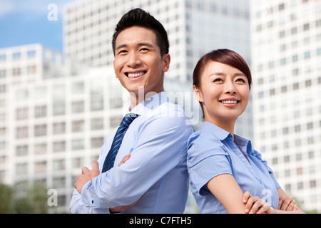 Kollegen, die selbstbewusst zusammenstehen Stockfoto