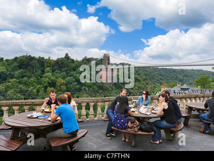 Terrasse des weißen Löwen Pub im Hotel Avon Gorge Clifton Suspension Bridge hinter Sion Hill, Clifton, Bristol, Avon, Großbritannien Stockfoto