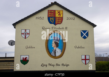 Königin Elizabeth 2. Goldenes Jubiläum Loyalist Wandbild Malerei Herzinfarkt-Nordirland Stockfoto