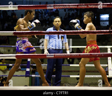 Jungen Muay Thai Boxkampf in Bangkok Stockfoto