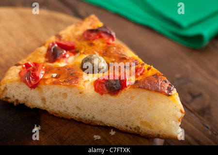 Focaccia mit Tomaten und Oliven, traditionelle Speisen aus Apulien, Italien Stockfoto